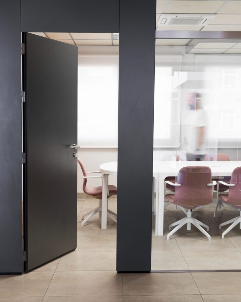 nematomos durys integruotos į modernų interjerą