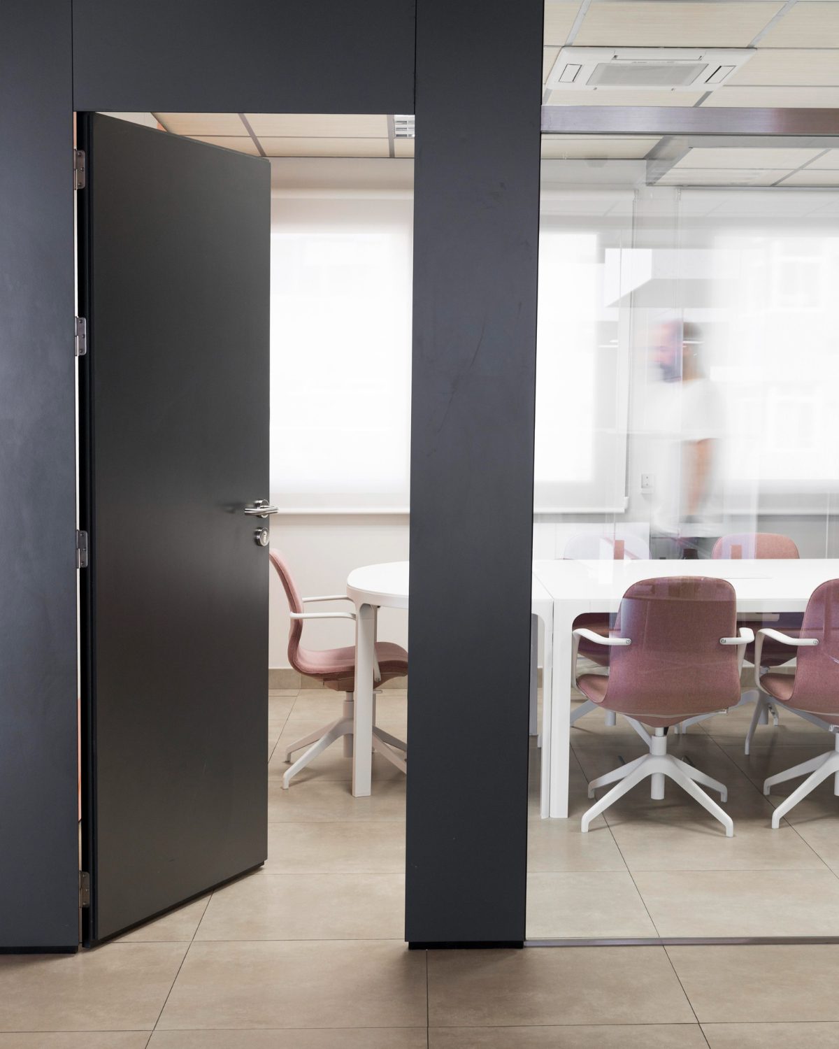 nematomos durys integruotos į modernų interjerą